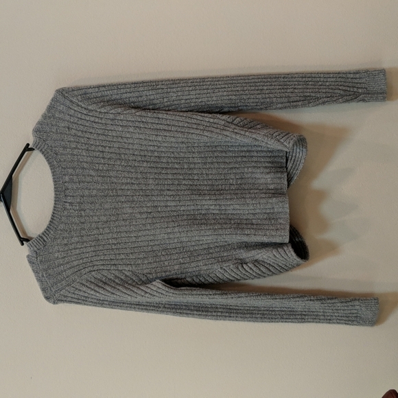 Hollister Women's Gray Front Knot Sweater Size Small - Picture 4 of 5